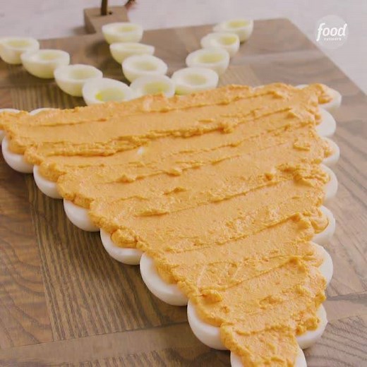 You've heard of pull-apart cupcakes — but what about pull-apart DEVILED EGGS for Easter?? 🥕🥚 🥕 The recipe: https://foodtv.com/2OFQLDY. | Food Network