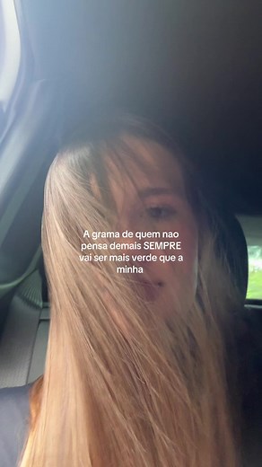 A grama de quem não pensa demais: por que sempre parece mais verde