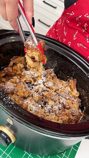 Everyone will love this easy crockpot treat! Jen makes a holiday bread pudding in my slow cooker | Family Style Cooking