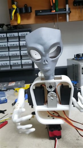 Building an animatronic Alien and his flying saucer