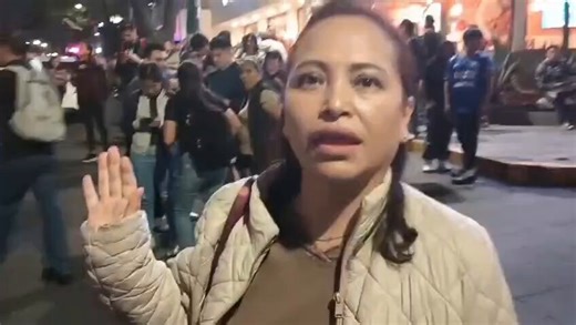 Usuarios del #MetroCDMX denunciaron que tardaron hasta 40 minutos para que una unidad de #RTP llegara y apoyara con el traslado de personas de Miguel Ángel de Quevedo a #Universidad, luego de ser desalojados por fallas en el servicio de la Línea 3. Así está el caos en la zona:VIDEO: @MarNajera11 y Eduardo Sánchez