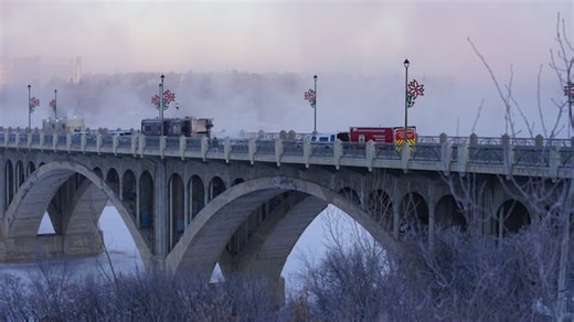 Raw video of under Saskatoon's University Bridge closed by fire