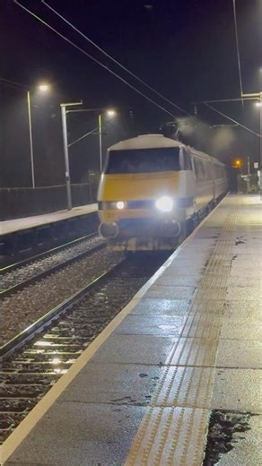 LNER Class 91 Intercity 225 Set at speed through Sandal & Agbrigg #railway #train #lner #intercity