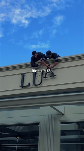 ✨✨ Así se nos fue el 2025 en LUA ✨✨ Un año lleno de momentos, cafés, risas y muchos platos compartidos ☕🥐 Crecimos, cambiamos de casa 🏡, estrenamos nuevo menú 🍽️ y lo mejor: seguir brindando momentos de inspiración para ustedes 💛 Vamos por un 2026 con más café, más encuentros y más historias en LUA 🥂💫 ¡Feliz Año! 🎉💛