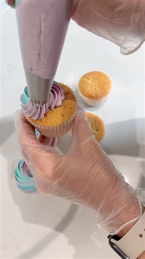 3 Tone Icing Tutorial with Nozzle 1E from Finch Bakery