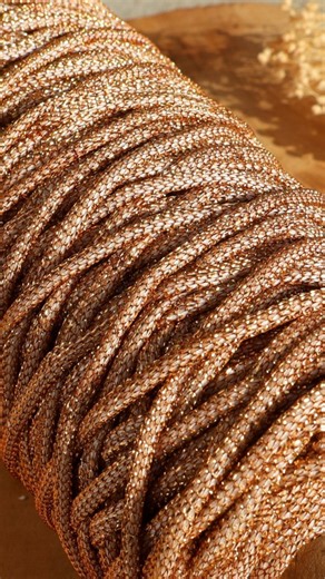 Mansas Macramé by Corderie Mansas on Instagram: "NOUVEAUTÉ - Pour continuer à faire briller vos créations cet hiver, découvrez notre tresse métallique Toscane. ✨À la fois souple, résistante et très agréable à manipuler, on l'adore pour confectionner des accessoires textiles... Et aussi pour son rendu super lumineux ! Le plus difficile sera de choisir parmi ces sublimes teintes : beige doré ; bronze ; bleu turquoise ; bleu et or ; rouge ; rouge et or ; vert ; noir et or. Laquelle est votre favori