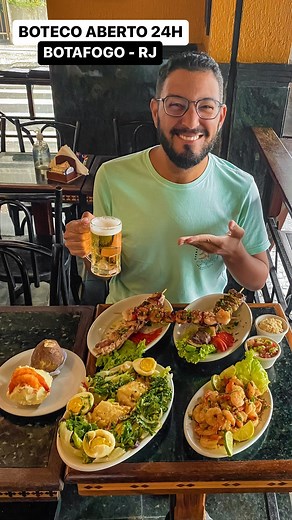 André Oliveira e Ilan N. | Viagem | Turismo on Instagram: "BOTECO 24H NO RIO COM PETISCOS MARAVILHOSOS 😱 marque os amigos! O @botecocabidinho é um bar tradicional de Botafogo que serve ótimos petiscos e chopp zero grau a qualquer hora do dia - FUNCIONA 24H, COM OPÇÃO DE CAFÉ DA MANHÃ! 🔥 Eles aceitam vale refeição! NOSSOS PEDIDOS: Empadas abertas de R$ 18,50 a 22,50 ⭐️ Pastéis de R$ 10,40 a R$ 12,40 ⭐️ Coxinha R$ 14,00 Caldinho de cebola R$ 32,90 Porção de camarão caprichada R$ 75,00 Espetinhos