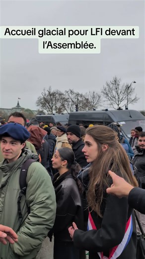 Devant l’Assemblée nationale, des élus LFI sont venus afficher leur soutien aux agriculteurs mobilisés contre l’accord Mercosur. Sur place, l’accueil est froid. Très froid. Une partie des manifestants refuse toute récupération politique. Les échanges sont tendus. Deux camps se font face. Ce malaise dit quelque chose : les agriculteurs veulent être entendus… mais pas instrumentalisés. #agriculteur #paris #mercosur #actu
