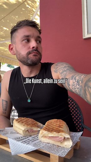 12K views · 5.4K reactions | „Die Kunst, allein zu sein“, bedeutet, den eigenen Raum lieben zu lernen. Wenn man jünger ist, möchte man immer Menschen um sich haben - doch mit der Zeit erkennt man, wie gut es sich anfühlt, die eigene Gesellschaft zu genießen. Es liegt eine stille Art von Frieden darin, einfach nur mit sich selbst zu sein. 﫶 | Daniel | Facebook