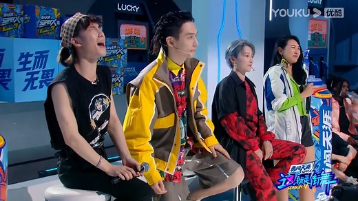 王一博和韩庚赢了游戏，刘雨昕和李承铉被惩罚做俯卧撑！ 😂Wang YiBo and Han Geng won, so XIN LIU and Nathan Lee were punished to do push-ups! 【这！就是街舞5 Street Dance of China S5】 #StreetDanceOfChinaS5 #这就是街舞5 📺Watch SDC5 on YOUKU International APP 👉http://qr.youku.com/pr?c=xaYZpfrZB0kv #YOUKU #优酷 | 优酷Youku