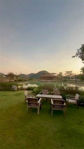 ที่…มาลัยวิวราวกับภาพสีน้ำที่ธรรมชาติค่อย ๆ ระบายด้วยแสงเย็น ฟ้าไล่เฉดอย่างอ่อนโยน สะท้อนลงบนผืนน้ำที่นิ่งสงบ เก้าอี้ไม้ตั้งรอใครสักคนมานั่งพักหัวใจ ไม่มีเสียงเร่งรีบ มีเพียงลมหายใจของภูเขา และช่วงเวลาที่สวยงาม…เหมือนหลุดออกมาจากกรอบรูป แวะมานะคะ คาเฟ่ร้านอาหารเราเปิดแล้วคะ แวะมาชมบรรยากาศก่อนคะ เปิด 11:00-20:00 ปิดทุกอังคารหรือ สำรอง ที่พัก ได้ทาง inbox FB คะ 📍ระวัง!!! เพจปลอม สนใจจองที่พัก โอนเงินบัญชี บริษัท มาลัย เวลล์เนส เท่านั้น #泰国#考艾#假期#假期#タイ#休暇#グランピング#カオヤイのリゾート #태국 카오야이 리조트#태국 태국 카오야이 