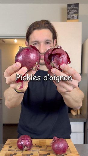 The Chef Tomy on Instagram: "Pickles d’oignon rouge 🌱 Depuis que j’ai vu la vidéo de pickles d’oignons de @les_recettes_de_margaux j’en fais super souvent. Ça permet de ne pas gaspiller les oignons, et de tout le temps avoir un condiment à disposition au frigo. Ingrédients: - 2 oignons rouges - 80ml de vinaigre de cidre - 160ml d’eau Porter le mélange de vinaigre de cidre et d’eau à ébullition puis verser sur les oignons. Perso, je les conserve plusieurs semaines au réfrigérateur. #thecheftomy 