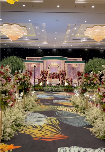 POV: Sundanese Modern Wedding at Grand Slipi Convention Hall by Swasana 💛🌿✨ Step into a celebration that perfectly blends modern elegance with Sundanese grace — a masterpiece of lush florals, golden lights, and the timeless charm of the Siger Sunda. 👑🌸 Every detail radiates sophistication — from the grand aisle filled with blooms to the stunning stage that captures the heart of West Java’s heritage. At Grand Slipi Convention Hall, culture meets class, creating a wedding ambiance that’s warm,