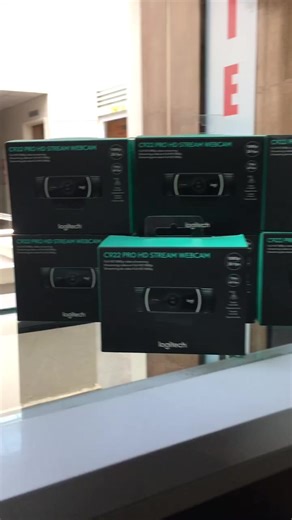 Logitech c922 pro hd stream webcam. Resolution Modes: Streams in crisp Full HD 1080p at 30 fps or hyper-fast HD 720p at 60 fps. Field of View: Features a fixed 78-degree diagonal wide-angle lens to easily frame two people. Optics: Equipped with a premium five-element full HD glass lens paired with fast, precise autofocus. Light Correction: Integrates automatic low-light correction to adjust for dim environments or flickering monitors.