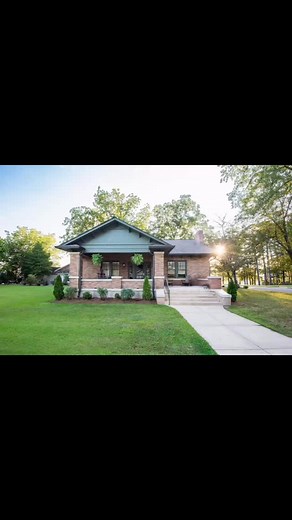 Share Club’s Christmas Tour of Homes: Ready to be dazzled? Six stunning homes across Cullman are opening their doors for the most magical holiday tradition of the season—and you’re invited! May you find “tidings of comfort and joy” as you step into one of the shining stars of this year’s tour. The beautifully restored 1931 historical home of Les and Sara Barnett, originally built by Carl and Fredonia Arnold, is our 5th home on tour this year. After a complete renovation from November 2024 to Sep