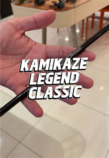 KAMIKAZE LEGEND CLASSIC COURAGE IMMORTALITY INFLUENCE Joran Kamikaze Legend Classic hadir dengan performa tinggi dan desain elegan untuk menjawab kebutuhan mancing harian maupun kompetitif. Menggunakan *FUJI SIC RING* anti-karat dan anti-tangle, teknologi *CTXC X-Wrapping Carbon*, dan reel seat presisi “Kamikaze Classic” yang mantap di genggaman. SPESIFIKASI : - Model : LCS602M - Panjang : 180cm - Jumlah Guide : 6 1 FUJI SIC Ring - Line Weight : 8–16 lb - Lure Weight : 4–18g - Action : Medium - 
