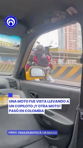 ¡Qué peligroso! Captan en Bogotá, Colombia a un motociclista cargando otra moto