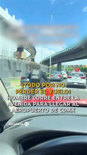 Escapada H on Instagram: "¡Modo última llamada activado! 🏃‍♂️✈️ Este hombre decidió que el tráfico no iba a arruinar su viaje y se lanzó a correr, con todo y maletas, entre la avenida rumbo al aeropuerto de la CDMX. Cero calma y mucha fe. ¿Valiente, imprudente o sólo se le hizo muy tarde? 😅"
