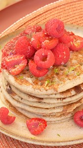 Si vous avez envie de pancakes légers MAIS....1. vous n'avez pas d'oeufs2. vous n'aimez pas les oeufsCette recette de pancakes aux framboises sans oeufs est faite pour vous :) Encore une utilisation du fameux jus de pois chiches (aquafaba) pour obtenir des pancakes légers et aériens... la prochaine fois que vous faites une recette avec des pois chiches, ne jetez pas le jus, fouettez le ah ah ahAutres idées pour l'utilisation du jus de pois chiche : meringues, mousse au chocolat, macarons, mayo v