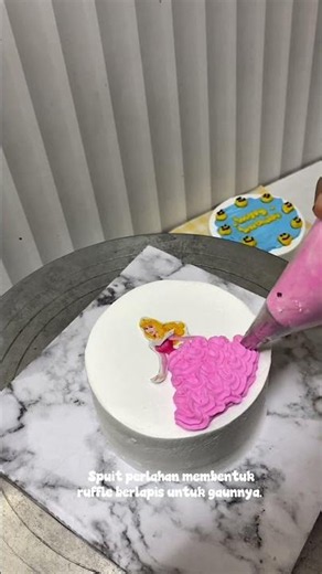 Easiest Way to Decorate a Princess Cake! 👑🎂 | hanacake #CakeDesign #Shorts