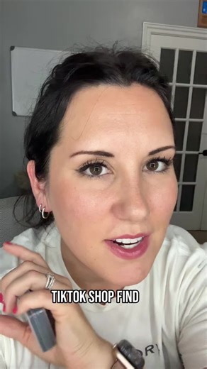 These huggie hoop earring are such a great tiktok shop find! My ears are so sensitive and these are so cute and gave caused no irritation 👏🏼 #shopfinds #tiktokshop #tiktokshopholidayhaul #tiktokjewelryfinds #tiktokshopcreatorpicks @ENVYOU