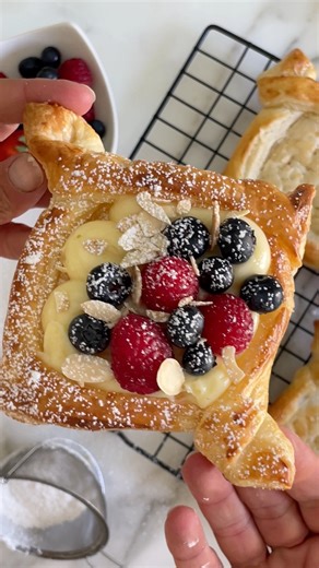 ✨berries & custard pastries✨ Starting the month with one of the most favorite recipes on my blog and one of the 50 recipes in “Manuela’s Sweet Temptations”: easy, elegant and delicious puff pastries filled with rich Italian custard cream, sweet fresh berry, a sprinkle of almonds. Ready to make these again?!? 😍To order my new cookbook, check link in profile and comments ❤️Happy baking 😘INGREDIENTS* 1 large rectangular puff pastry sheet (13 oz, 375 gr)* 2 cups (475 ml) milk* 1/2 cup (100 gr) sug