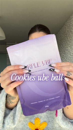 Noëmie | Accompagnement sur Nantes et partout 💛 on Instagram: "Une nouvelle idée testée pour la future carte du Wellness Club !! Des bouchées fondantes, ultra simples et sans cuisson 💜 Recette express : – 2 cas de beurre de cacahuète – 1 cas de farine d’amande – 1 cas de ube @purpleube.fr → Mélange et forme des boules → Enrobe-les de chocolat fondu 🍫 → Ajoute une touche de cristaux de sel ✨ Et voilà le combo parfait : remplis de bons nutriments, gourmand et coloré 🥰💜 Si tu souhaite tester l