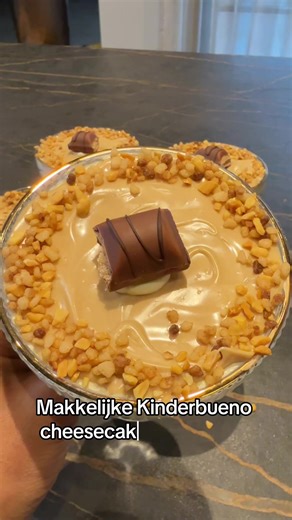 Deze heerlijke Kinderbueno cheesecake dessert zijn super makkelijk te maken en perfect om van te voren klaar te maken. Het volledige recept vind je op m’n website, link in bio, zoek op “kinderbueno”. Hierbij de ingrediënten; Voor de bodem 100 gram Maria/Digestive koekjes 50 gram geroosterde hazelnoten 35 gram gesmolten roomboter Voor de creme 250 gram Mascarpone 150 gram roomkaas (bijv. Philadelpia) 200 gram slagroom 2 eetlepels suiker 1,5 eetlepel hazelnootcreme (verkrijgbaar bij oa Turkse supe