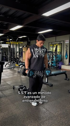 Daniel Roman on Instagram: "**🦾 El SST: Sarcoplasma Stimulating Training 🦾** continuamos con la saga de métodos avanzados de entrenamiento , El SST, desarrollado por Patrick Tuor, combina diversas técnicas para maximizar la hipertrofia muscular. Este método se enfoca en: 🔹 **Objetivo Principal**: Aumentar el contenido sarcoplásmico en las fibras musculares, lo que incluye líquidos y compuestos que aportan volumen ( aunque esto es muy discutido a nivel científico). 🔹 **Diferencia Clave**: A d