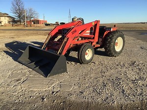 1972 International 574 2WD Tractor W/Loader | Agriculture