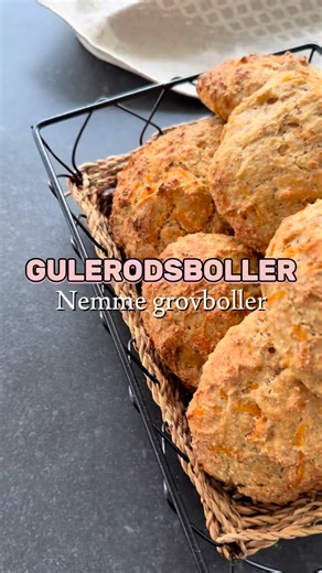 Nemme, æltefri grovboller🔥 Lækre grovboller med fuldkornsmel, havregryn og gulerødder. Perfekte med pålæg eller smør, ost og marmelade til morgenmad, madpakken eller en hyggestund 🥰 Der er link til opskriften i kommentarfeltet. | Maden i mit Liv