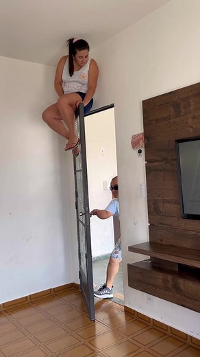 2M views · 11K reactions | Esposa chega escondido. #humor #casal #comedia #casal #videosvirales #facebookviral #comedy | Greiciane de moura Damasceno | Facebook