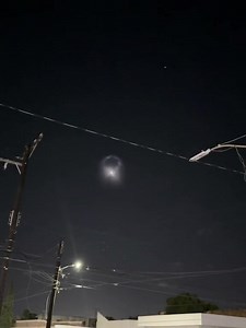 《墨西哥城市上空拍到不明光體釋出巨大光環現象》 一段令人無法置信的影片顯示，一個不明的光體釋出巨大光環在墨西哥城市夜空被拍到，引起一些居民的議論和恐慌。 TikTok用戶Marcella Guzman於7月24日在網上分享一段17秒的影片，迅速在各大平台瘋傳，目前已經累積超過470萬次觀看、獲得近500萬個讚和超過5300筆評論。 https://www.tiktok.com/@marcellaguzman1/video/7259211798954413318 不安的街坊鄰居們猜測，這可能是一艘神秘飛船，有些人擔憂外星入侵，更有人說，「我最擔心的是不知從何而來的黑洞」。 這個緩慢移動的光體是在墨西哥東北部的塔毛利帕斯州拍到的，有報導指稱，在鄰近的新萊昂州和科阿韋拉州也發現了UFO。 當然也有人有不同的看法，認為這可能只是一枚火箭，或是一架飛機。 | 台灣UFO‧外星人與超常現象檔案The Unexplained Files