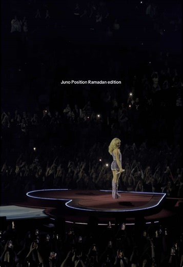 Juno Positions at Sabrina Carpenter's Paris Concert