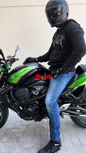 Correct motorcycle riding position 1. Balls of feet on pegs, heels tucked in 2. Flat wrist on throttle 3. Sit a fist away from tank, shoulders dropped and relaxed elbows #motorcycle #moto #howtorideamotorcycle #bikelife #howto #etmatrix