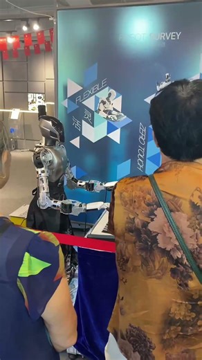 American amazed by robots playing the piano in China #viral #tech #technology #china