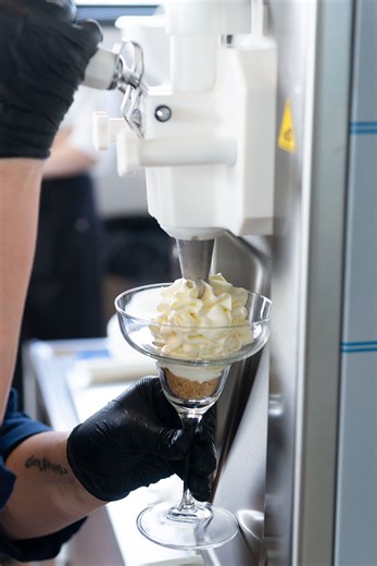 ✨ تستمر سلسلة عروضنا للآلات باللغة العربية مع خط T، الحل الأمثل من كاربيجياني لإنتاج الآيس كريم متعدد الاستخدامات. يشمل خط T كلاً من آلة 161 T G SP، وهي آلة تعمل بالجاذبية لنكهة واحدة، وآلة 243 T SP، وهي آلة ذات جانبين- وكلاهما مصمم بشكل مدمج، مناسب لوضعه على سطح الطاولة، ومزود بنظام بسترة ذاتية تلقائية. تستطيع آلة 161 T G SP إنتاج ما يصل إلى 200 كون من الايسكريم بوزن 75 غرامًا في الساعة، بينما تنتج آلة 243 T SP أكثر من 300 كون بوزن 75 غرامًا في الساعة، مما يوفر مرونة في إنتاج الايسكريم بالحليب،