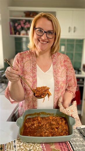 Sunday Night Series! Cheats BBQ Pulled Chicken 🥰 The most delicious tender, fall apart chicken dish that uses just a few simple ingredients. Such a versatile recipe, serve in soft tortillas, on rice bowls, in a crispy pastry pie or on sliders! See further in this caption for the full recipe and links. Some of you may notice this is a bit of a throwback to 2022 me, as the rain, builders next door and life admin was not on my side this week for recording. But this is still just as popular today a