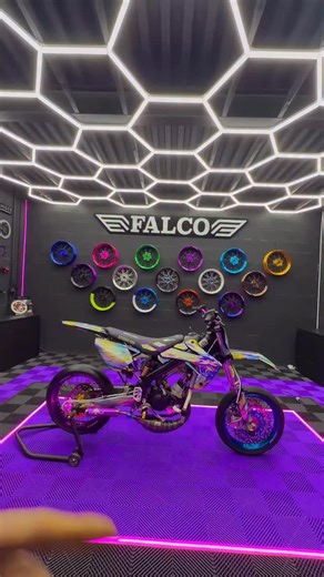 Mrteyy Bike’s 🦁 on Instagram: "DÉTAIL DÉTAIL 🫨 - Mécanique générale @jeb_performance 🧰 - Housse de selle : @leather_guy_127 🇫🇷 CODE : « mrteyy10 » 📉 - Kit Déco : @falco_racing CODE : « mrteyy10 » 📉 - Pièce moteur : @maxiscoot_officiel 🟢 CODE « MRTEYY5 » 📉 - Pièce 3D : @urproduct_officiel 📐 CODE : « mrteyy10 » 📉 - Pièce performance / esthétique : @krm_pro_ride 💨 CODE : « MRTEYY10 » 📉 𝗩𝗶𝗲𝗻𝘀 𝘁’𝗮𝗯𝗼𝗻𝗻𝗲𝗿 𝗮𝘂 𝗰𝗼𝗺𝗽𝘁𝗲 𝗽𝗼𝘂𝗿 en 𝘀𝘂𝗶𝘃𝗿𝗲 𝗹’𝗮𝗰𝘁𝘂𝗮𝗹𝗶𝘁𝗲́ 📲 👉�