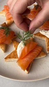 Last Minute Weihnachtsstarter Werbung / in Kooperation mit @mein_miree Zutaten: Toastbrot miree Meerrettich Lachs/veganer Lachs Topping: Dill und/oder Granatapfelkerne Und so geht’s: 1.Toastbrot mit einem Sternausstecher ausstechen. 2.Sterne im Ofen oder Toaster knusprig ausbacken. 3.Eine Nocke miree in der Sorte Meerrettich daraufsetzen und mit Lachs und etwas Dill anrichten. 4.Optional mit Dill oder Granatapfelkernen garnieren. Veganer Lachs: Eine Karotte mit dem Sparschäler in dünne Streifen 