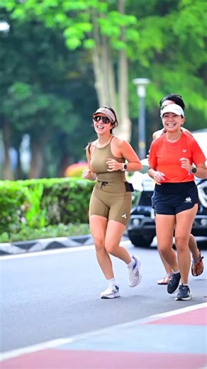 Fakta Unik & Info Menarik • Harian on Instagram: "Gisella Anastasia (Gisel) adalah seorang selebriti Indonesia yang dikenal sebagai penyanyi, aktris, model, dan pembawa acara. 👩‍🎤 Siapa Dia? Nama lengkapnya Gisella Anastasia Suryanto, lahir pada 16 November 1990 di Surabaya, Jawa Timur. Ia mulai dikenal publik setelah menjadi runner-up Indonesian Idol Musim 5 pada tahun 2008. 🎶 Karier Setelah Indonesian Idol, Gisel merilis beberapa single, tampil di berbagai acara televisi, serta berperan di