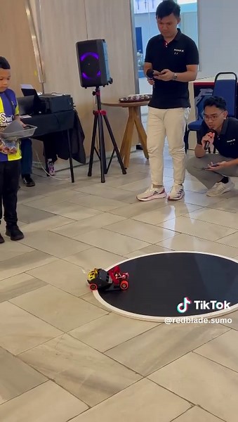 KEEP PUSHING UNTIL THE LAST VOLT⚡ cr:@kousoku_robotto #sumorobot #fyp #redbladesumo #foryou #mechatronics #robotics #arduino #xybca #engineering #sumorobot1kg #politeknik