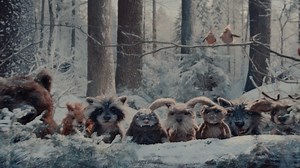 Apple – A Critter Carol Agency: TBWAMedia Arts Lab/Los Angeles Director: Mark Molloy Production Company: SMUGGLER/USA Editor: Stewart Reeves Song: Inspired by “Friends”, original recording by Flight of The Conchords Apple Holiday | Shot on iPhone 17 Pro Country: United States Released: November 2025 | advert.ge