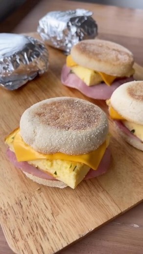 🍳 Ham and Egg English Muffins 🍳 🤫 The secret to this yummy breakfast muffin is the addition of cottage cheese to the egg mixture which makes it nice and fluffy and adds some extra protein, perfect for a grab and go brekkie. Make a batch on Sunday and have breakfast sorted for the week ahead! ✅ Here’s the recipe if you want to try them this weekend; 🍳INGREDIENTS (makes 6 muffins) • 6 eggs • 250g cottage cheese • ½ tsp salt • ¼ tsp white pepper • 2 Tbsp parsley, chopped • 6 English muffins • 1