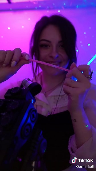 Je m’amuse avec des bâtons lumineux 💙💖