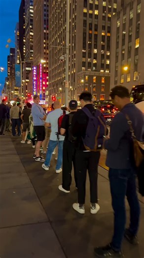 I have never seen anything quiet like this before.At the corner of 49th & 6th in Midtown Manhattan, New York City, there's a food cart that draws crowds like a concert. They are known for their meat over rice combo with various sauces. If you listen carefully, you can hear someone say they’ve been waiting for two hours! That’s a long time to be line for a street food. Clearly Adel's Famous Halal Food is doing something right. 🎥 newyorkcitykopp | IG