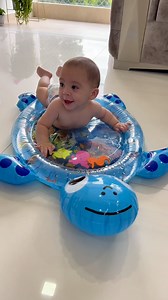 ¡Descubre la Tapete de Agua, una aventura sensorial para bebés! 🚼💦 Desarrolla músculos fuertes en la cabeza, el cuello y los hombros, ¡y define habilidades motoras! 💪 Ayuda a fortalecer la espalda, las piernas, los brazos y el cuello del bebé. 🦀🐠🐟 Es ideal para la estimulación sensorial, habilidades motoras, cognitivas y sociales. Simplemente llena la alfombra con agua e infla el borde con aire. Los niños pueden tener horas de diversión táctil y visual. ¡Aprovecha esta experiencia única! �