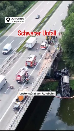 Schwerer Unfall auf der A24 – Lkw stürzt von Brücke Dramatische Szenen auf der A24 bei Gudow: Ein Sattelzug prallt am Dienstagmittag mit einem Sicherungsfahrzeug der Autobahnmeisterei zusammen, durchbricht das Brückengeländer und stürzt mehrere Meter tief auf einen Wanderweg am Elbe-Lübeck-Kanal. Der Lkw-Fahrer und ein Mitarbeiter der Autobahnmeisterei erleiden schwere Verletzungen, Lebensgefahr besteht nicht. Die Autobahn in Richtung Hamburg bleibt stundenlang gesperrt, Bergungsarbeiten laufen