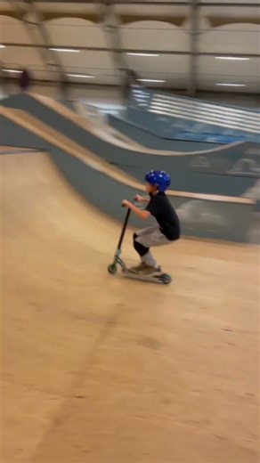 Learning tailwhip at the mini pipes