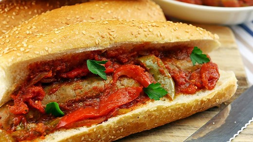 Delicious hearty slow cooker sausage and peppers 🍲 Recipe: https://slowcookingperfected.com/slow-cooker-sausage-peppers/ | Slow Cooking Perfected